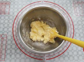 为了避免打发过程中糖粉到处飞，先用刮刀混合一下