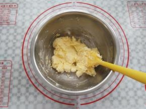 为了避免打发过程中糖粉到处飞，先用刮刀混合一下