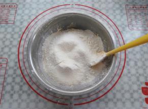 加入过筛好的低筋面粉