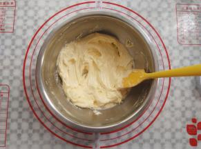 打发到蓬松顺滑的状态