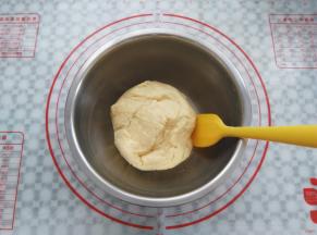 面团混合均匀到无干粉就可以了