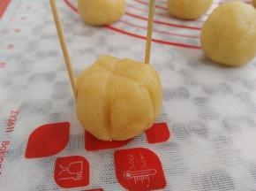 用2支牙签在饼干面团的周围压6条线