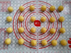 所有的小面团稍稍揉圆一下