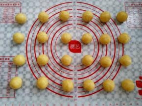 所有的小面团稍稍揉圆一下