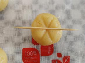 用牙签在面团顶上压3条线