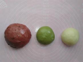 从左到右，分别加入红曲粉（加入蔓越莓），抹茶粉，剩下一个面团保持原色