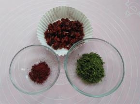 和面的过程中准备辅料配方的材料，蔓越莓切成小粒，因为用的国产抹茶粉，份量比较大，如果是用日系抹茶粉，3-5克颜色就很漂亮了