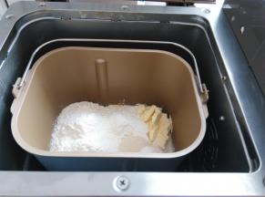 主配方中所有材料按照先液体再粉末的顺序放面包机里，酵母放面粉上，黄油放一侧角落，启动和面程序，时间28分钟。