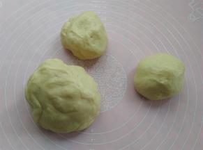 取出面团，按50%，25%，25%分成3份