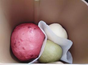 把面团放入面包机里发酵，用油纸隔开，防止发酵过程中粘合在一起