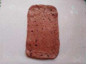 取红色面团轻压排气，正反擀两次，擀成长方形的面皮，厚度尽量均匀一点