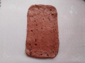 取红色面团轻压排气，正反擀两次，擀成长方形的面皮，厚度尽量均匀一点