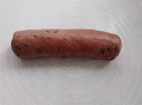 面皮从下往上卷，卷成圆柱形，接缝处捏紧，收口朝下