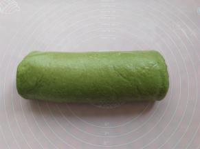 3层面皮都卷好以后一定要把收口处捏紧，朝下放