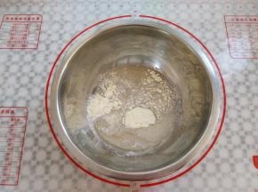 准备一只干净的小盆，依次放入水，奶粉，糖15克，植物油，用手动打蛋器快速搅拌到盆内液体完全乳化
