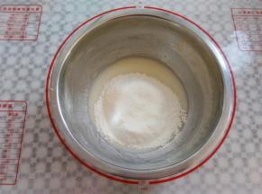 倒入过筛的低粉