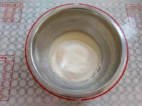 倒入过筛的低粉