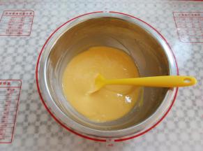 蛋黄糊搅拌好，放一边备用