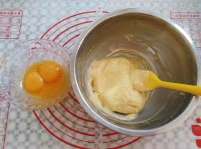 分3次加入蛋黄，拌匀后再加入另外一个蛋黄