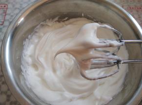 打发蛋白，35克糖分3次加入，打发到偏干性，提起打蛋头蛋白霜有小而尖弯钩的状态