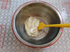 十字切拌手法拌匀，不要画圈搅拌，容易起筋