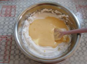 把蛋黄糊倒回装有蛋白的盆里，继续同样手法翻拌均匀