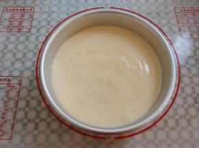 蛋糕糊倒入模具里轻震2下模具，表面的气泡用牙签划一下