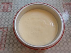蛋糕糊倒入模具里轻震2下模具，表面的气泡用牙签划一下