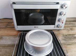 烤熟后取出蛋糕模具倒扣放凉