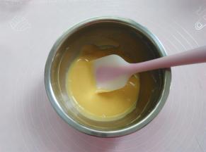 蛋黄糊搅拌好，放一边备用