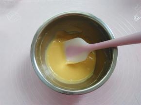 蛋黄糊搅拌好，放一边备用