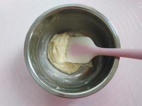 倒入过筛的低粉，十字切拌手法拌匀，不要画圈搅拌，容易起筋