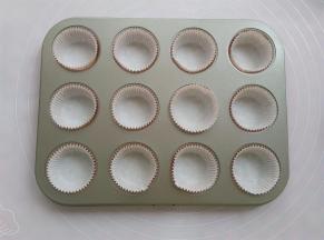 把纸模放到模具里，稍微整理一下