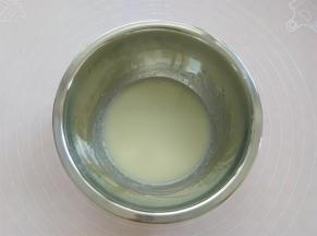 准备一只干净的小盆，依次放入水，奶粉，糖10克，植物油，用手动打蛋器快速搅拌到盆内液体完全乳化