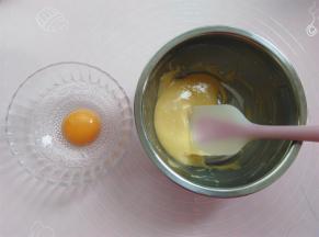分2次加入蛋黄，拌匀后再加入另外一个蛋黄