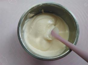 把蛋黄糊倒回装有蛋白的盆里，继续同样手法翻拌均匀