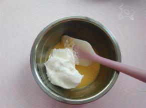 取三分之一蛋白霜放入蛋黄糊，2-8点钟方向手法翻拌均匀