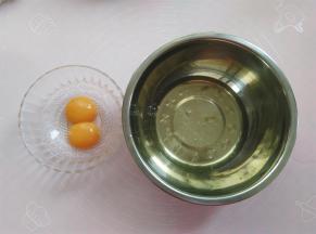 分离蛋白和蛋黄，装蛋白的盆一定要无水无油