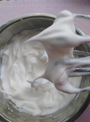 打发蛋白，25克糖分3次加入，打发到偏干性，提起打蛋头蛋白霜是小而尖的状态