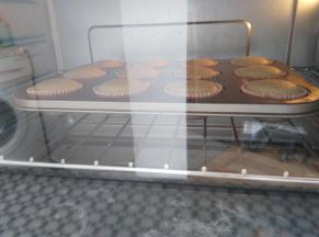 预热结束后，将蛋糕放入烤箱中层，烘烤20分钟后