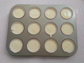 将面糊装入裱花袋中，挤入蛋糕模具中，整个模具稍微震2下。烤箱150度预热