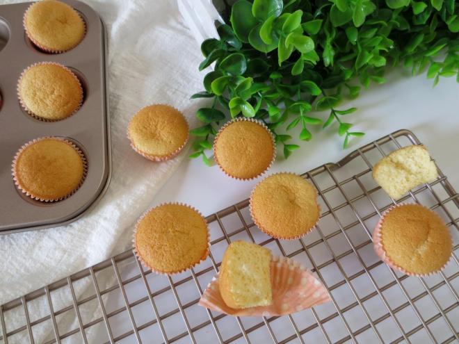 不回缩的戚风迷你小纸杯蛋糕