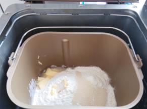 主配方中所有材料按照先液体再粉末的顺序放入面包桶内，酵母放面粉上，黄油放一侧角落。启动面包机和面功能，时间28分钟