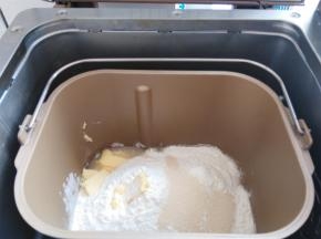 主配方中所有材料按照先液体再粉末的顺序放入面包桶内，酵母放面粉上，黄油放一侧角落。启动面包机和面功能，时间28分钟