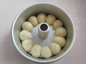 再次滚圆，放入抹了油的8寸模具和6寸模具里（6寸的图省略）