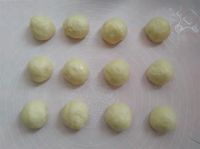 先取大的一份面团做8寸模具的花环，平均分成12个小面团，排气滚圆，盖上保鲜膜静置10分钟。再分小的面团做6寸模具的花环，一样的步骤