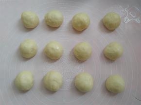 先取大的一份面团做8寸模具的花环，平均分成12个小面团，排气滚圆，盖上保鲜膜静置10分钟。再分小的面团做6寸模具的花环，一样的步骤
