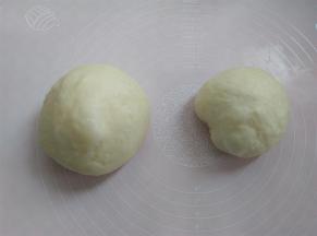 面团按照3：2的比例分成2份