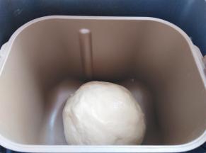 和面完成，很光滑的面团，稍稍收圆一下