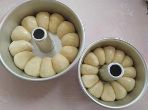 在发酵好的面团上，刷上一层薄薄的蛋液，预热烤箱160度